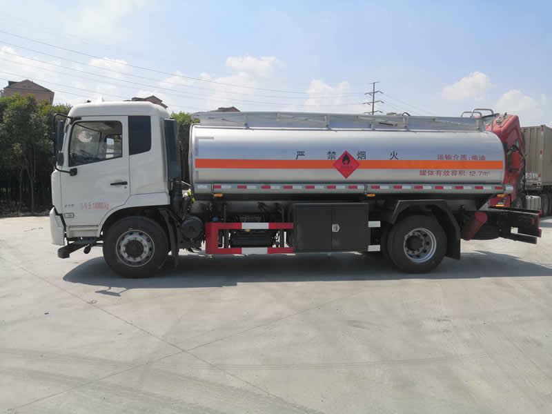 东风专攻天下单桥运油车